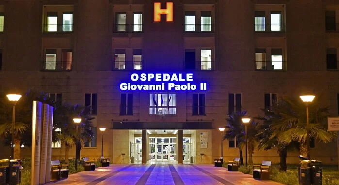 Ragusa, lasciano una donna morta in Ospedale e scappano: si indaga sulla loro identità