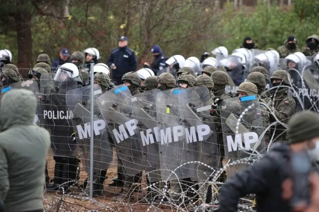 Sfondata recinzione tra Polonia e Bielorussia: 50 arresti. Varsavia teme l'escalation