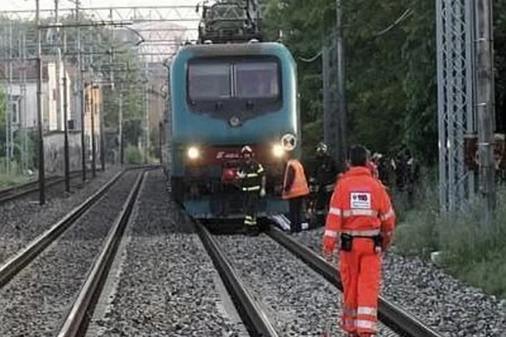 17enne muore travolto da un treno: inutili i soccorsi