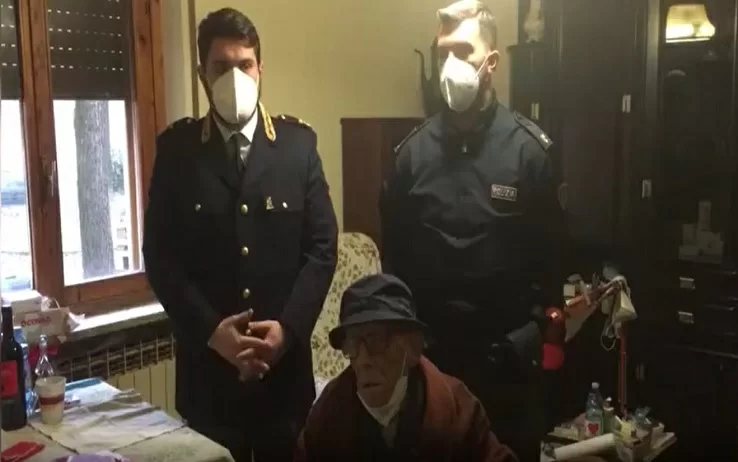 Anziano cade in casa: gli agenti tornano da lui il giorno di Natale