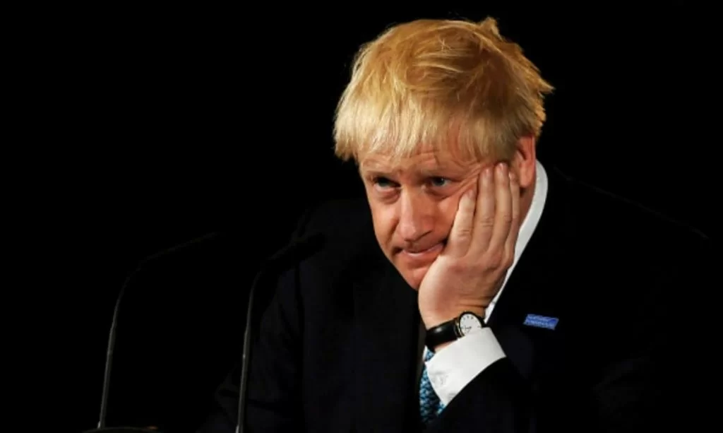 La fotografia che immortala il party durante il lockdown: è bufera su Boris Johnson