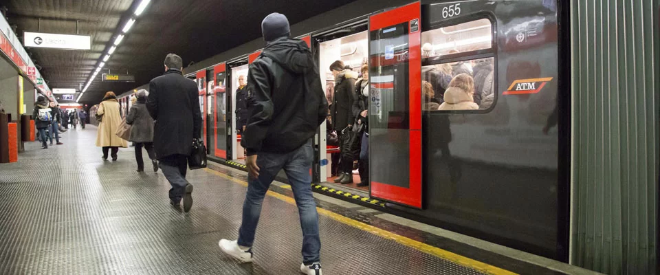 Anziano di 82 anni aggredito in metro per aver chiesto a due ragazzi di indossare la mascherina