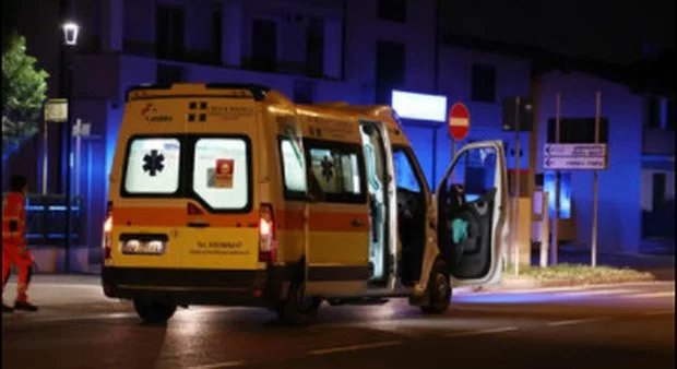 Schianto contro un albero, morte due ragazze: notte di sangue sulle strade italiane