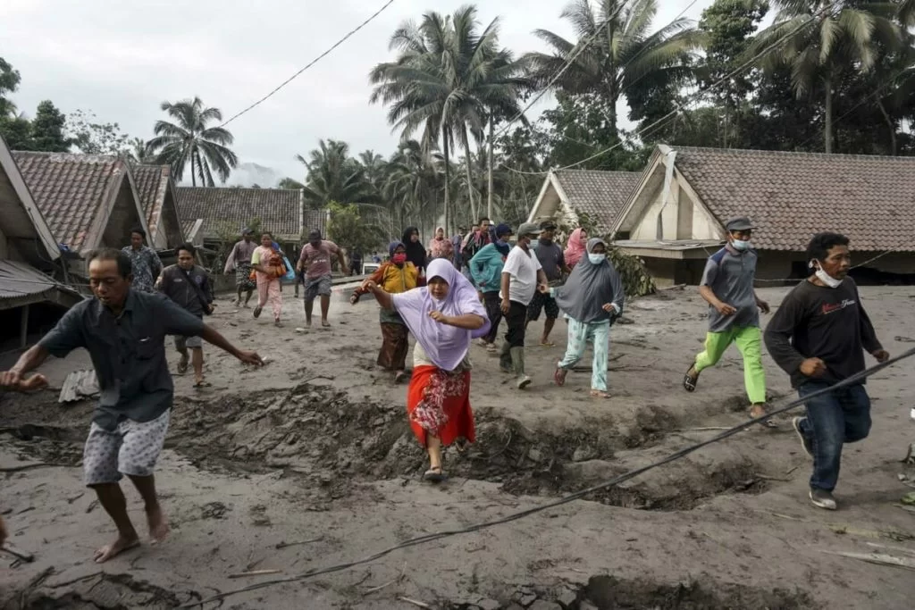 eruzione in indonesia