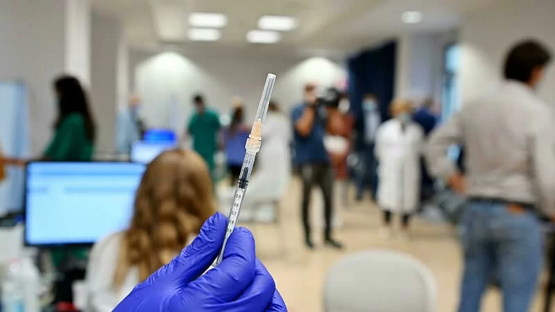 vaccino con un braccio in silicone