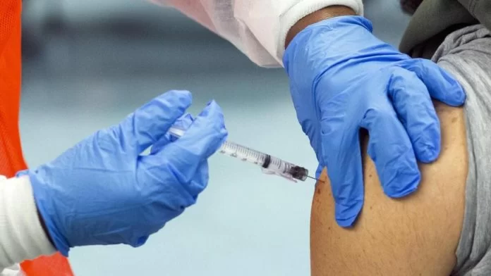 vaccino con un braccio in silicone_