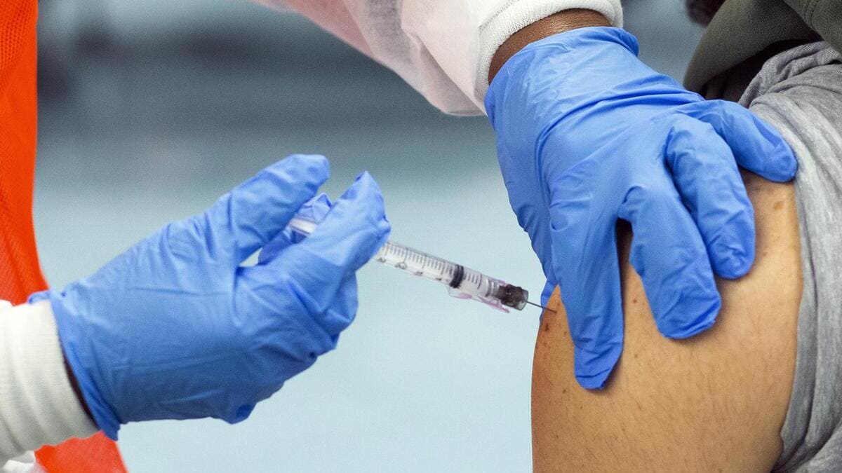 vaccino con un braccio in silicone_