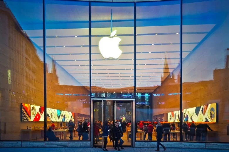 Apple è la prima azienda quotata in borsa della storia a raggiungere un valore da record: ecco come ha fatto
