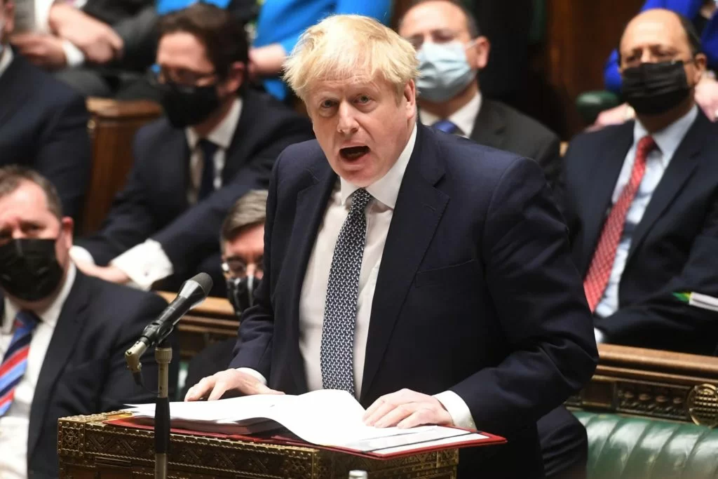 Fine delle restrizioni in Inghilterra: l'annuncio divisivo di Boris Johnson