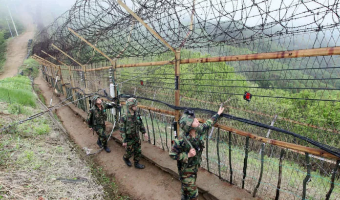 uomo fugge i corea del nord