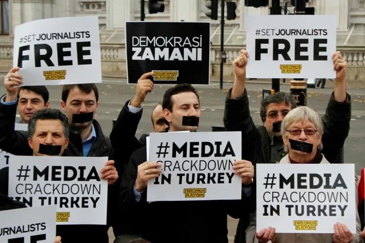 Giornalista arrestata in Turchia, l'accusa dei giornalisti: "Cercano di intimidire la libertà di stampa"
