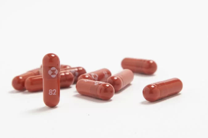 Quali farmaci utilizzare per Omicron: da paracetamolo a cortisone, il parere degli esperti