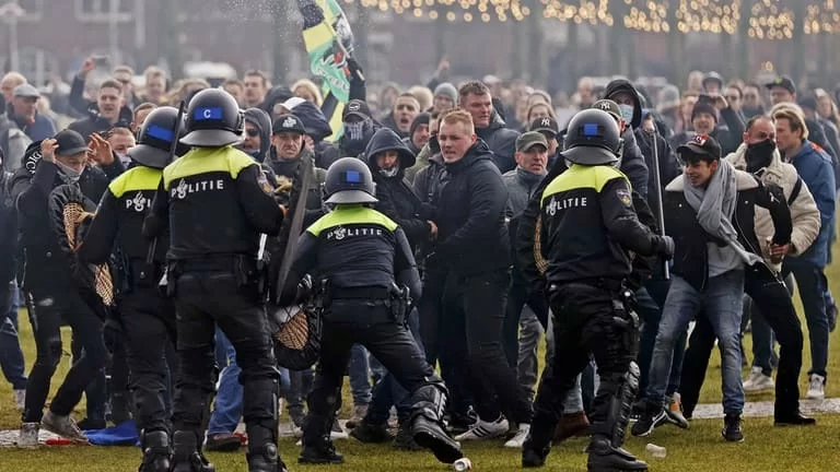 Proteste contro le misure anti Covid in tutta Europa: anche in Olanda vanno in scena le proteste