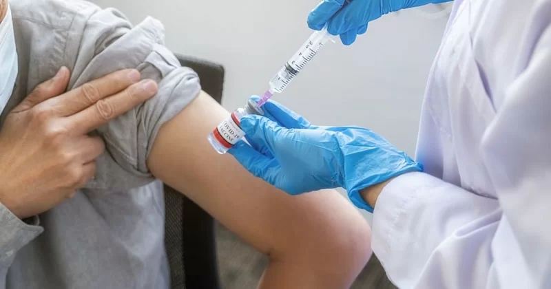 L'EMA interviene sulla quarta dose del vaccino Covid: "Servono altri studi per capire se potrà essere utile"