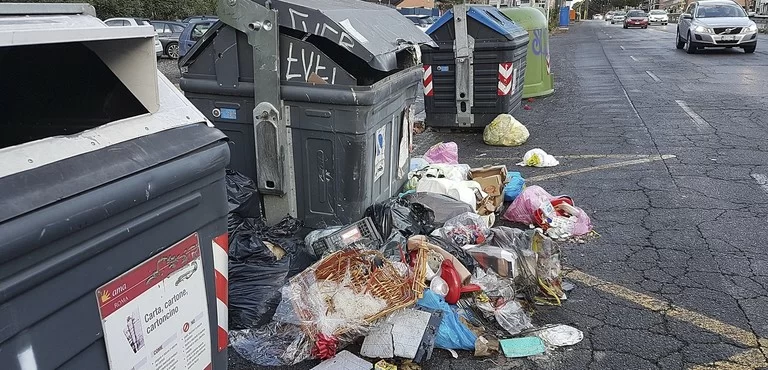 Il gruppo LILA: "Operatori contagiati per aver maneggiato rifiuti Covid"