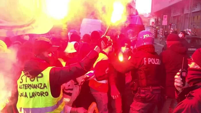 Studenti picchiati dalla Polizia: le violenze e i video