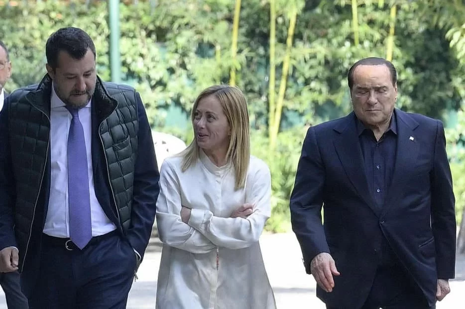 Elezioni Quirinale, la destra "scarica" Berlusconi, ma l'ex cavaliere continua a tenere banco sui social