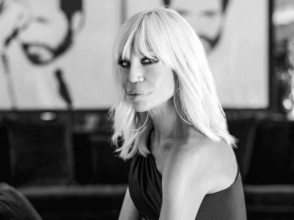 Donatella Versace: le origini, il logo Medusa, l'avanguardismo