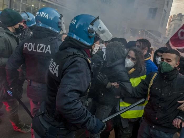 Violenze sugli studenti, la nota della ministra Lamorgese. Il Pd non ci sta