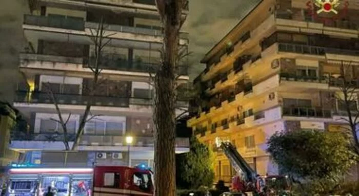 Pompieri salvano due persone: da chiarire le cause del rogo, 2 appartamenti inagibili