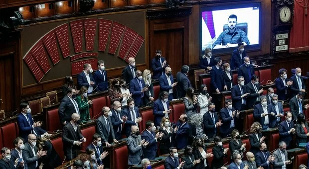 Discorso di Zelensky: a Montecitorio il clima è teso 