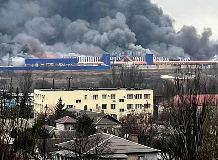 Bombe a Mariupol  i cittadini si riparano dalle bombe russe: "Qui tentano di sterminarci"
