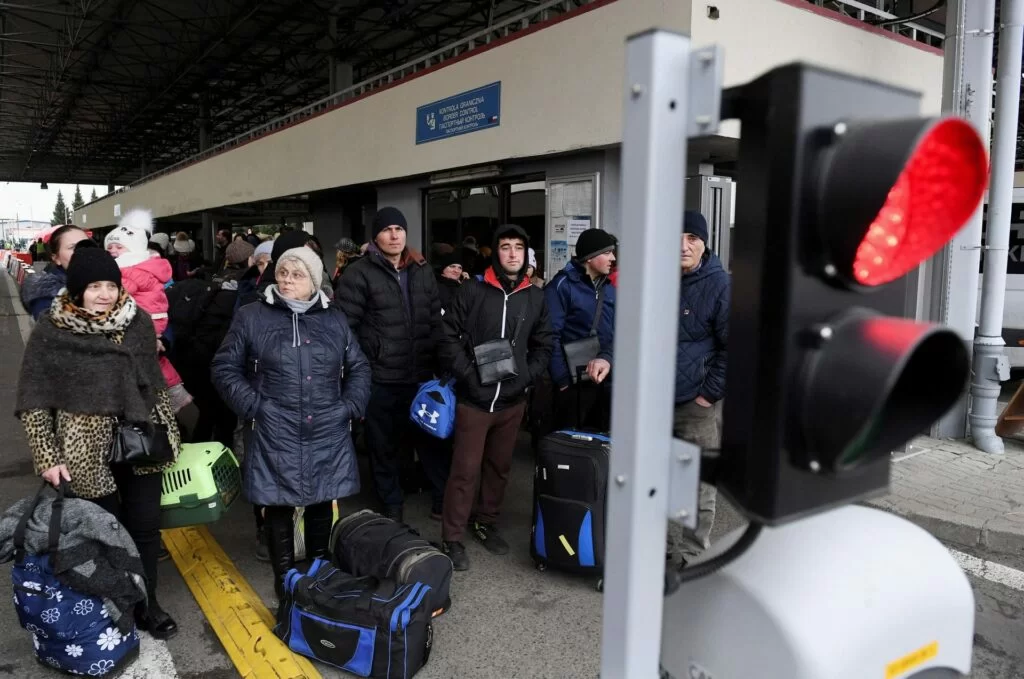 Profughi ucraini in fuga oltre il confine: esodo record di civili