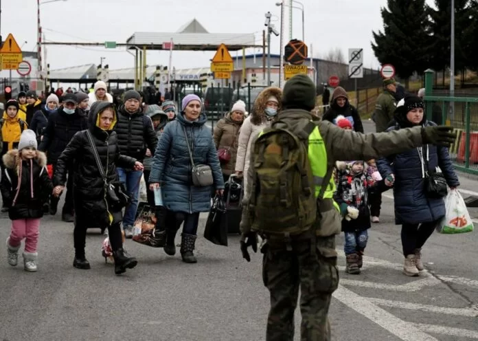 profughi ucraini fuggono dalla guerra