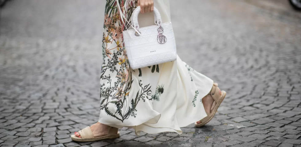 Tendenze moda primavera estate 2022: la borsa bianca