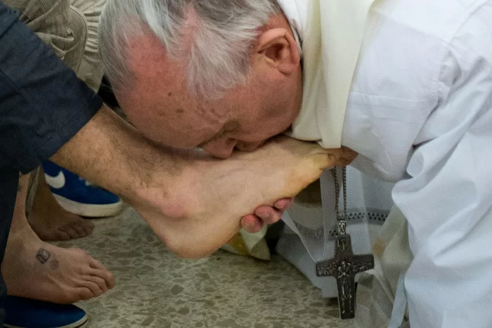 Papa Francesco a Civitavecchia per lavanda piedi: la portata simbolica di questo rito