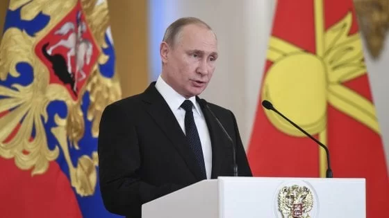 Putin minaccia Occidente: "Mosca ha tutti gli strumenti per una risposta fulminea"