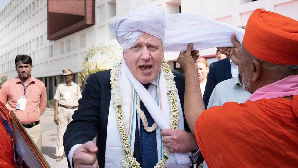 Boris Johnson dall'India: "Non guarderemo passivamente l'assalto di Putin"