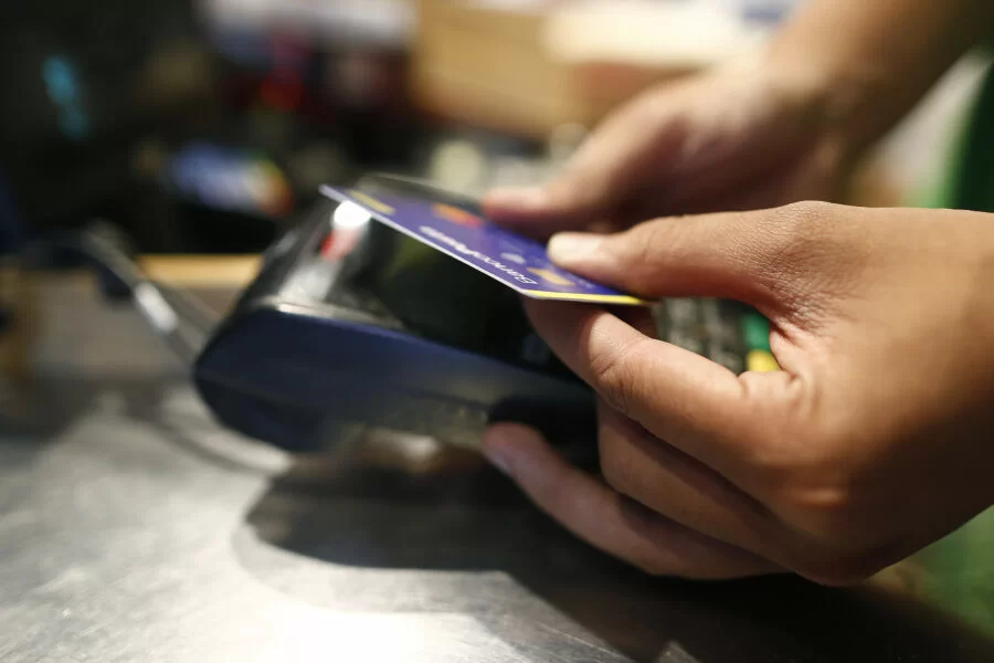 Bancomat e carte di credito fuori servizio: cosa è successo