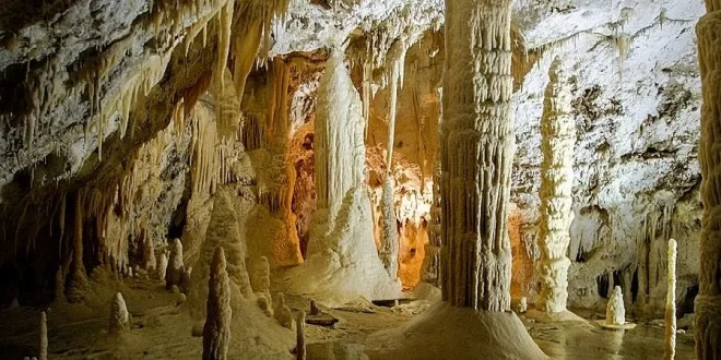 1. Cosa vedere nelle Marche: la bellezza suggestiva delle Grotte di Frasassi