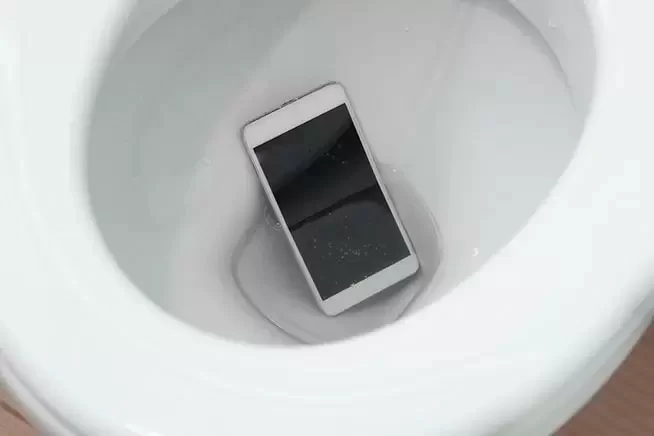 Come proteggere il cellulare: preveniamo cadute ed evitiamo di portarlo in bagno