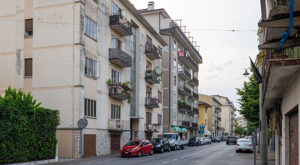 Bimba cade dal balcone e viene salvata da un passante: cosa è successo