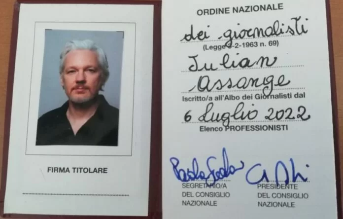 Assange riceve la tessera dell'Ordine dei giornalisti