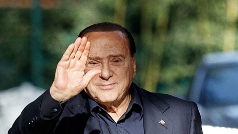 Silvio Berlusconi e l’ultimo selfie a Milano 2, era allegro