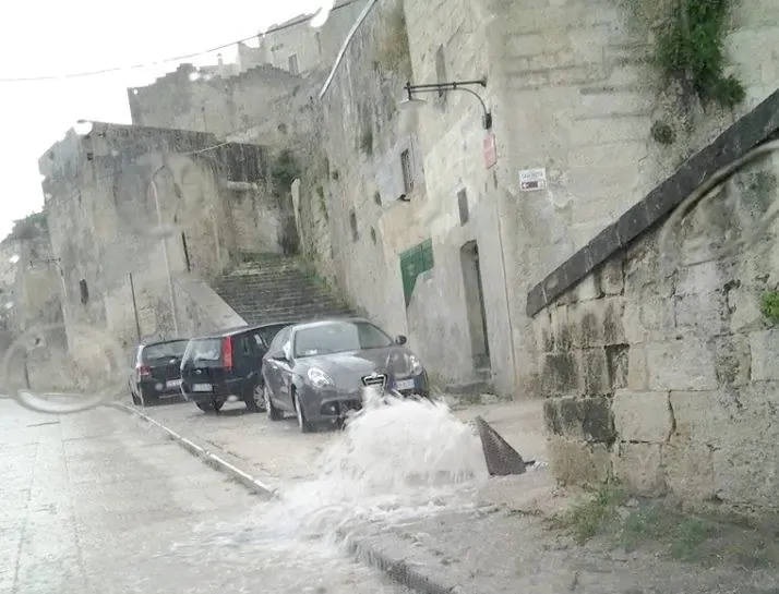 Nubifragio a Matera: Vigili del fuoco salvano una donna e due ragazzi