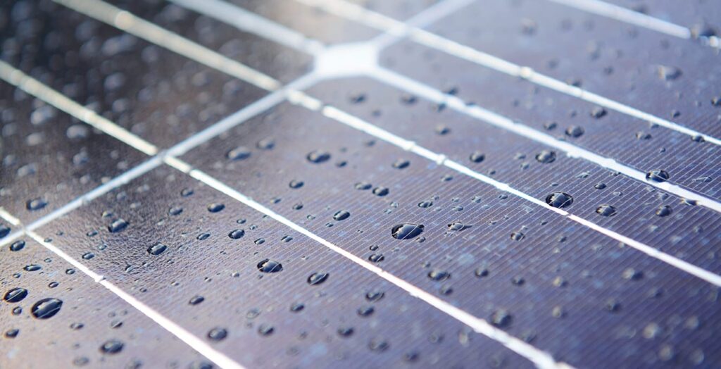 gocce pioggia pannelli solari