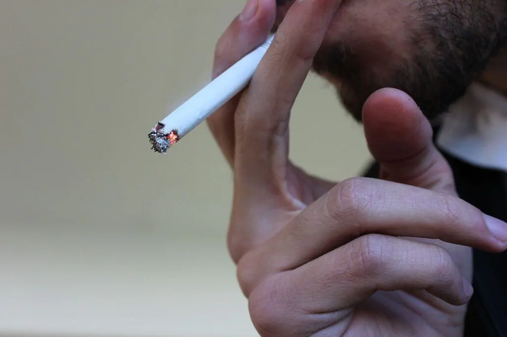 Smettere di fumare fa funzionare meglio il cervello: cosa succede quando assumiamo nicotina