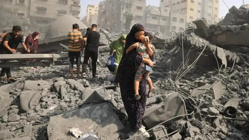 Bambina di 11 anni viva dopo 30 ore sotto le macerie a Gaza