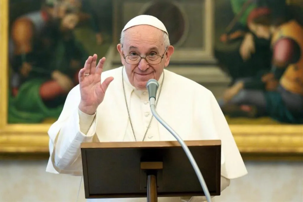 Papa Francesco apre a "forme di benedizione" per coppie lgbt