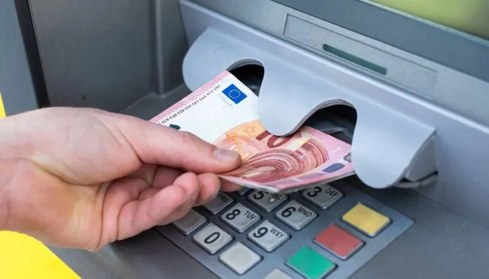 Bancomat diffuso: quando si potrà prelevare nei negozi?