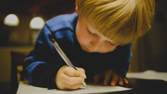 bambino scrive una lettera a babbo natale