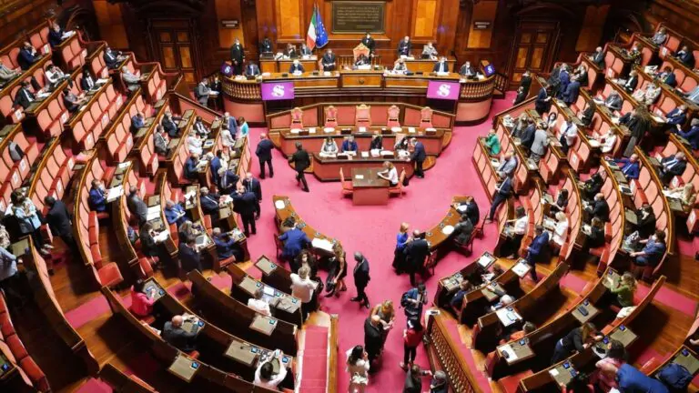 democrazia e deputati in parlamento per la legge bavaglio