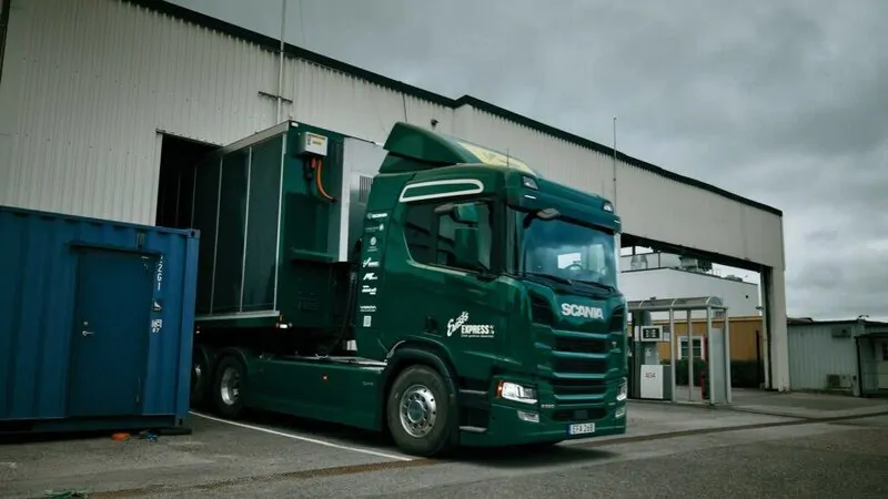 Camion solare che esce da un hangar