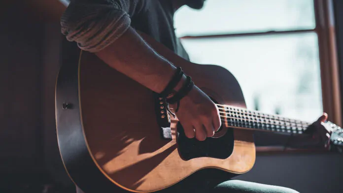 ragazzo che suona la chitarra