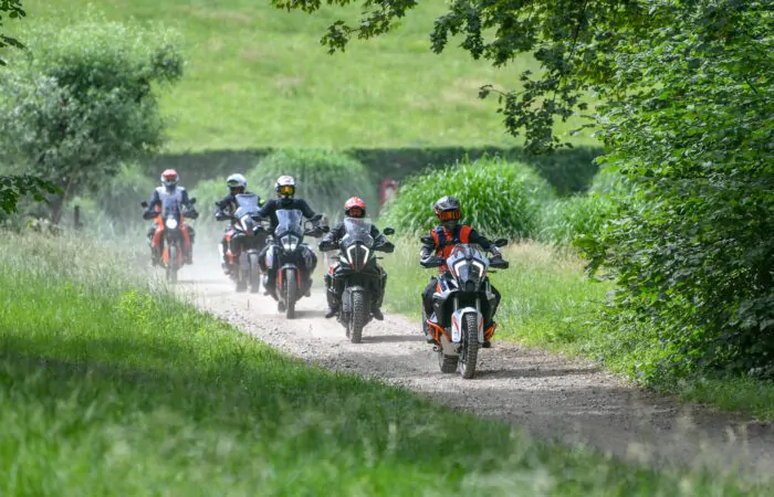 moto che corrono nel verde