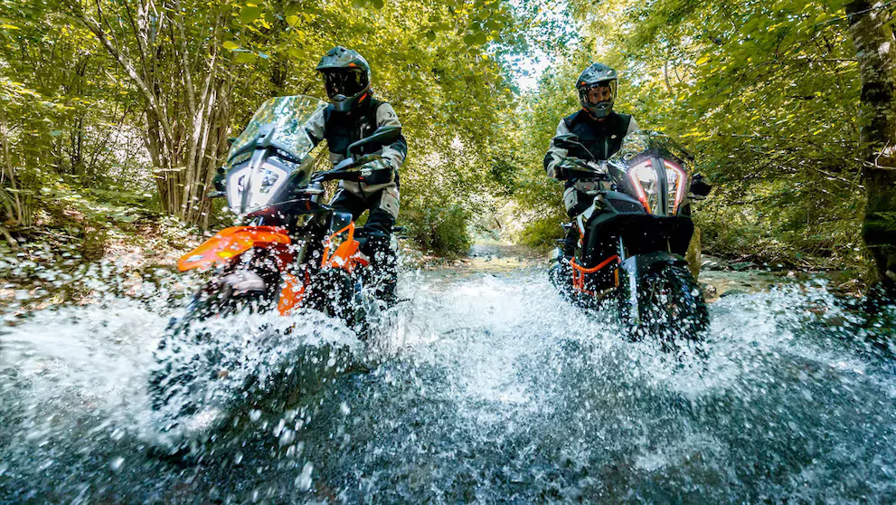 moto che corrono nell'acqua